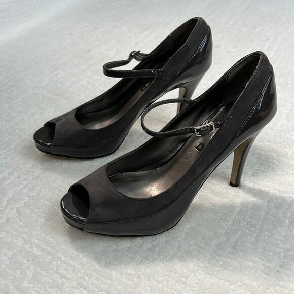 UNISA gray peep toe ankle strap suede vinyl platform heels size 7.5 m - Picture 2 of 7